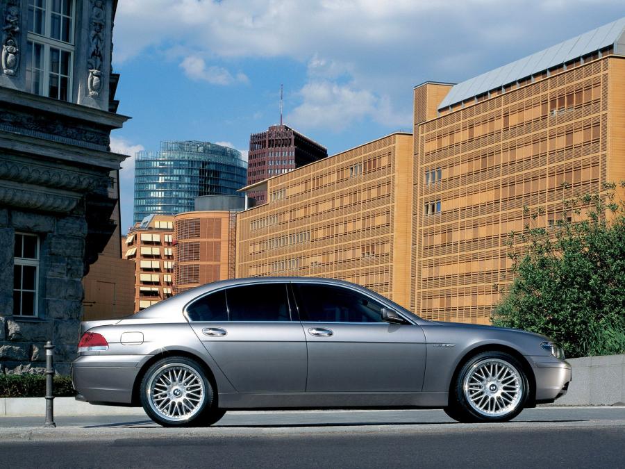  BMW 760i 2003 года  (фото 2 из 15)